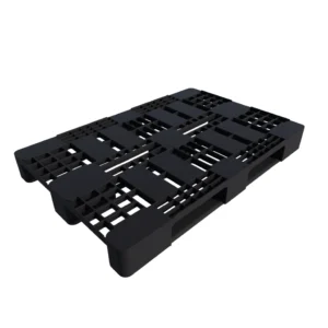 Palette plastique noire modèle 80x120x12,5 en polyéthylène haute densité, posée sur fond noir