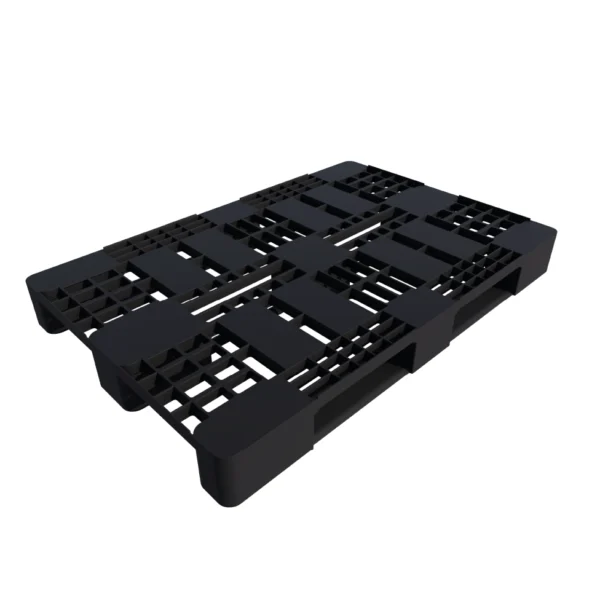 Palette plastique noire modèle 80x120x12,5 en polyéthylène haute densité, posée sur fond noir